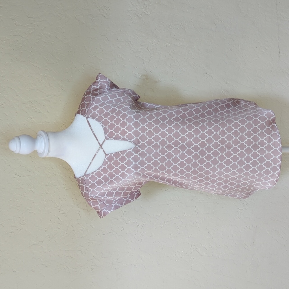 LIKE NEW Express Pink Geometric Patterned Short Sleeve Split Neck Blouse Size XS